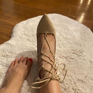 Cute laced up pumps!